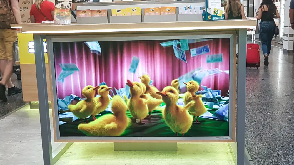 Allwyn / Sazka — reklamní displeje v síti prodejen